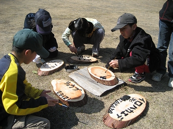 樹名プレートづくりの写真