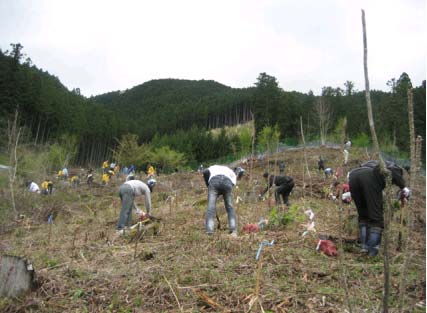 全労済三重県本部の植樹活動（津市）