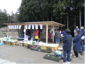 地域の皆さんで運営している直売所です。販売している方だけでなく、野菜を求めに来た方や通りすがりの方々のコミュニケーションの場になっています。