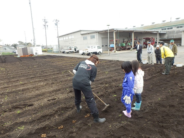 子どもたちに教えているお母さん