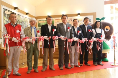 左からNPO法人森林の風瀧口会長、三重県総合博物館大野館長、坂下地区まちづくり協議会山内会長、三重県石垣副知事、AGF横山社長、亀山市櫻井市長、吉本興業株式会社又吉直樹