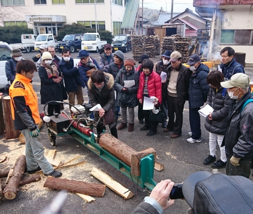 薪割り機の体験をしている様子