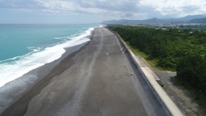 有馬地区海岸堤防（R42釜平交差点から志原川河口方面を望む）