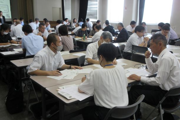 北勢地区人権教育研修会で意見交流の様子