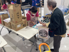 来場者プレゼントの様子