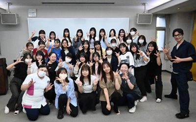 卒業後も学院を訪れ、教員と交流する卒業生