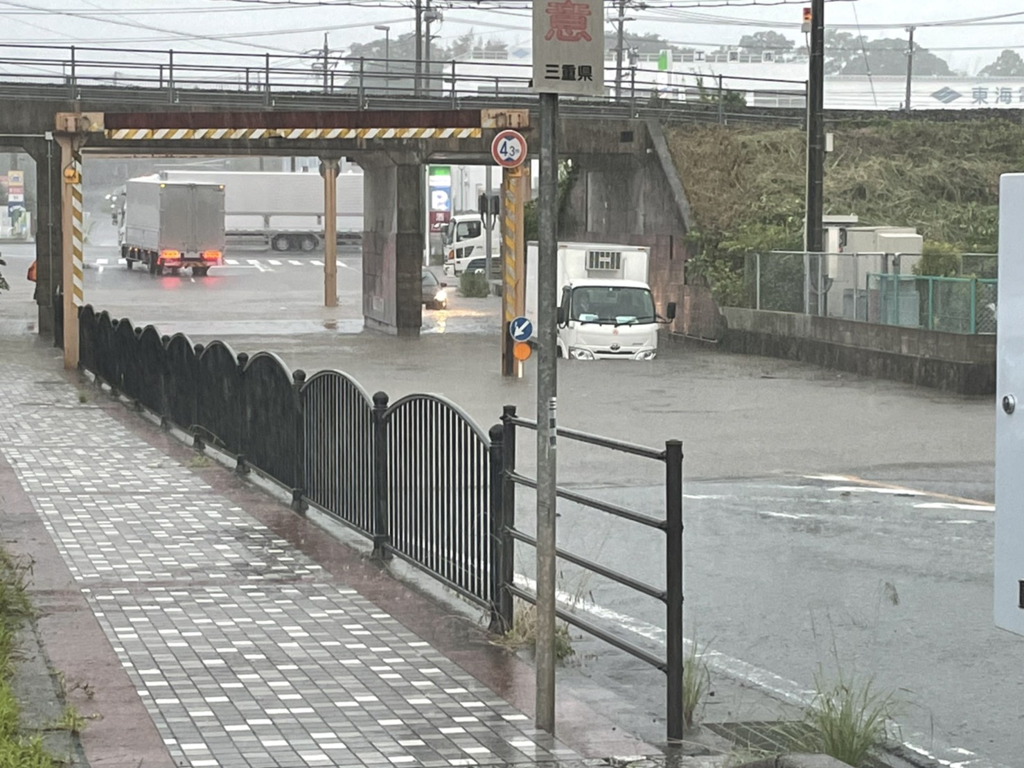 冠水したアンダーパスの写真①