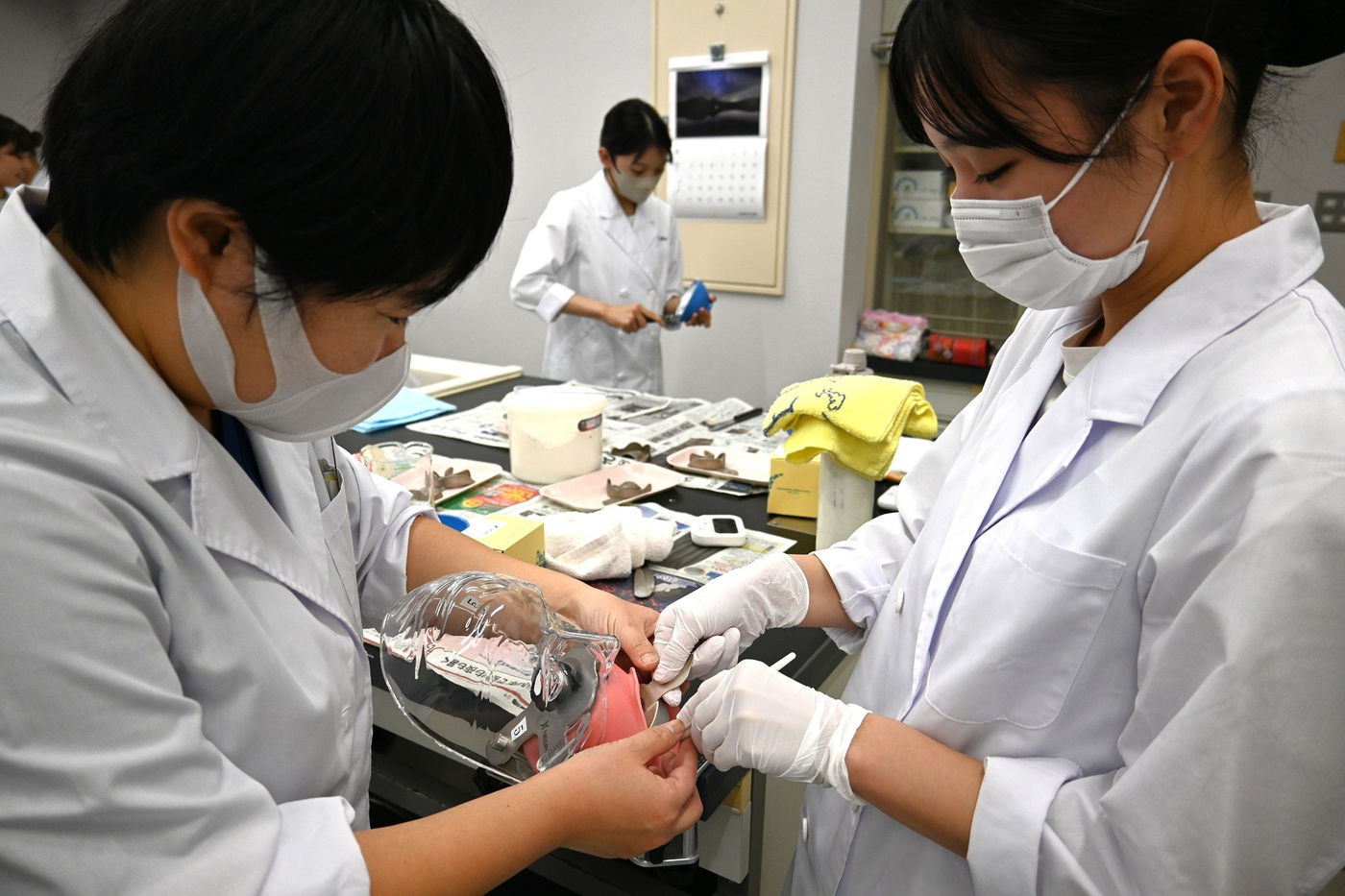 先生と学生が器具操作を確認する様子