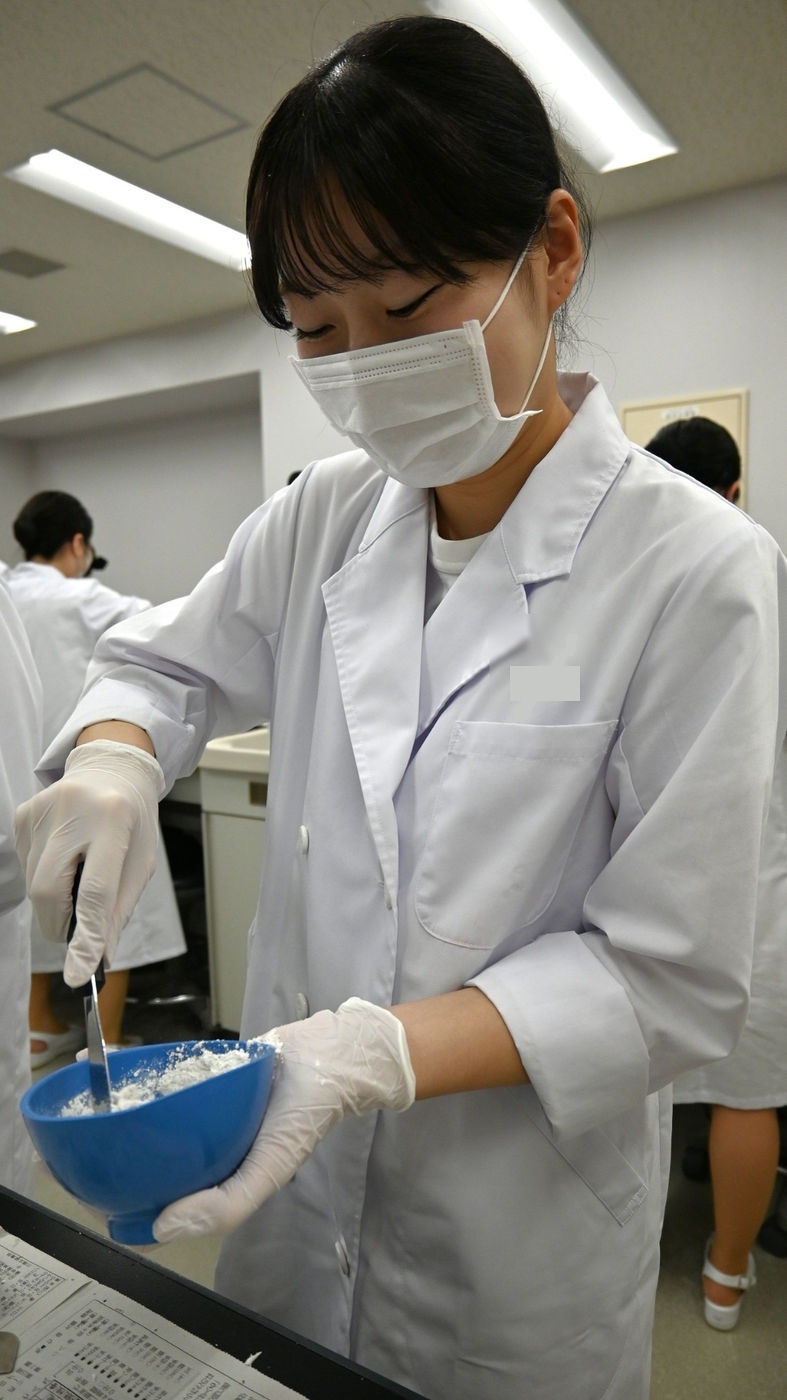 印象材を一生懸命練和する学生